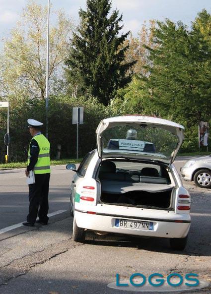 Castano Primo - I Vigili urbani durante un controllo (Foto d'archivio) Castano Primo - I Vigili urbani durante un controllo (Foto d'archivio)