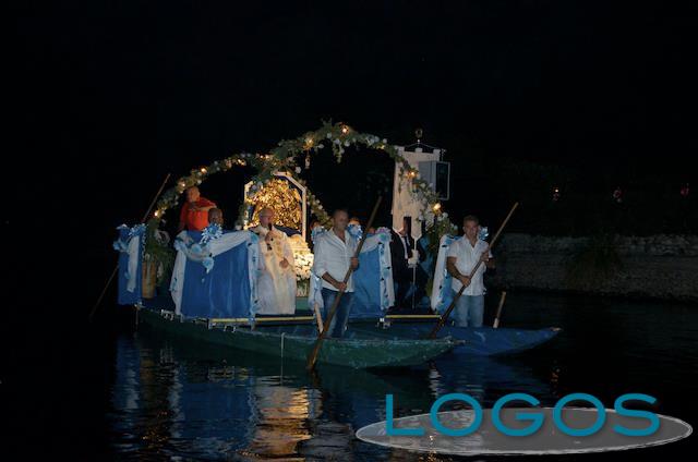 Bernate Ticino - Processione sul Naviglio