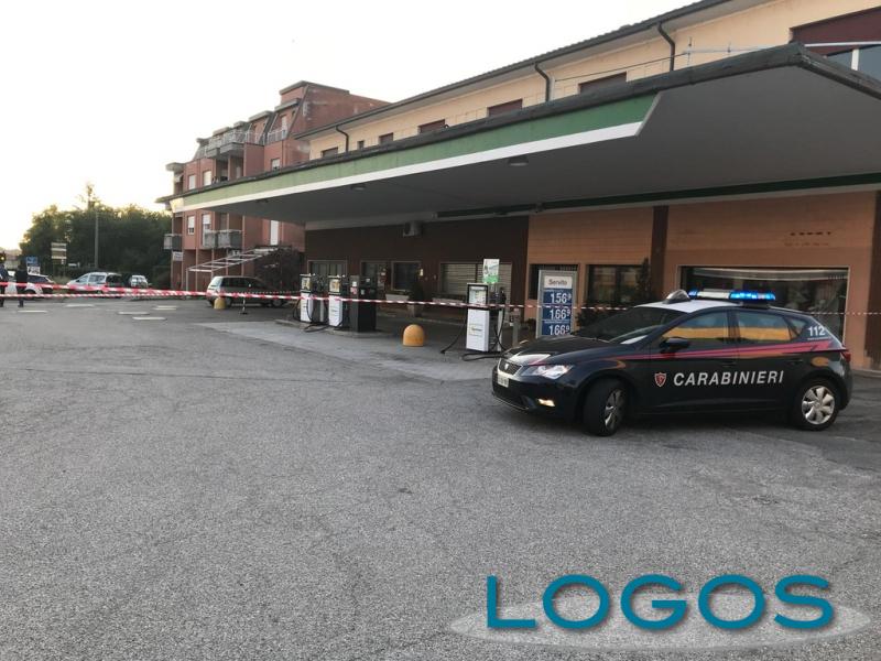 Cronaca - I carabinieri davanti alla stazione di servizio 