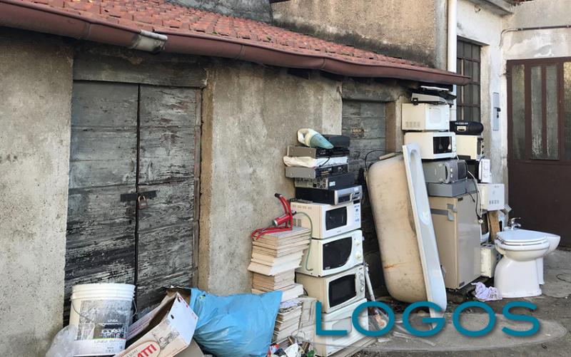 Castano Primo - Rifiuti accatastati in un cortile di una casa 