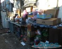 Castano Primo - Rifiuti in un cortile di una casa 