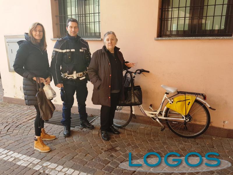 Castano Primo - La Polizia locale con la bici ritrovata e restituita alla legittima proprietaria