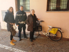 Castano Primo - La Polizia locale con la bici ritrovata e restituita alla legittima proprietaria