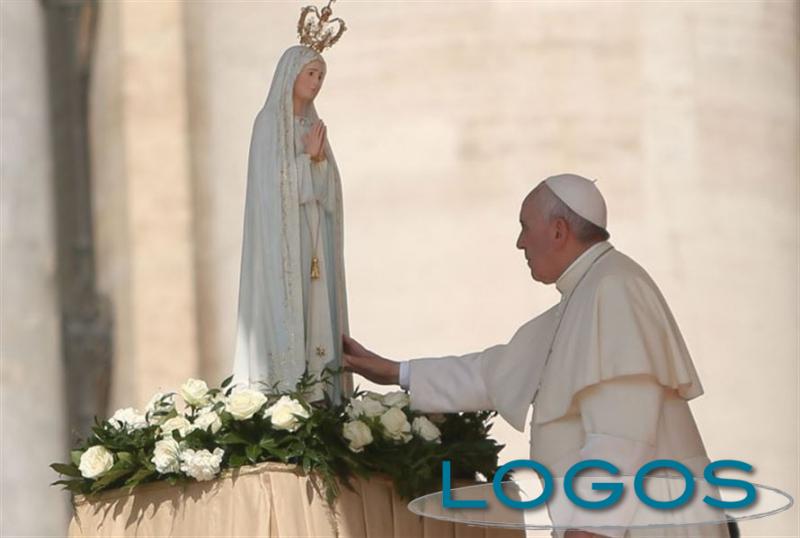 Panama - Papa Francesco con una Madonna di Fatima