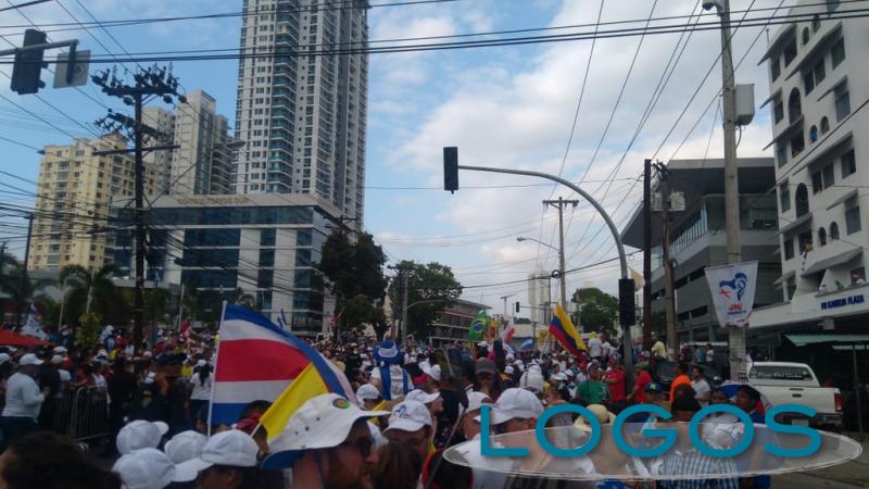 Panama - Giovani in attesa del passaggio di Papa Francesco