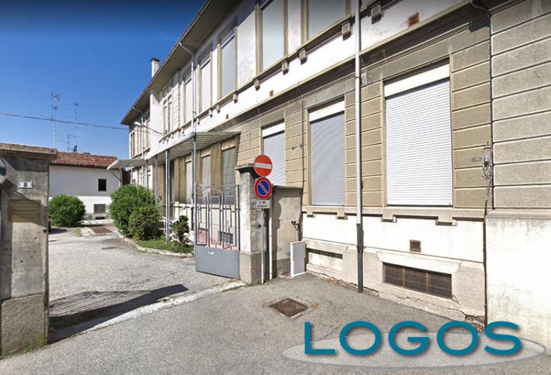 Castano Primo - L'edificio dell'ex scuola Media in via Moroni Castano Primo - L'edificio dell'ex scuola Media in via Moroni