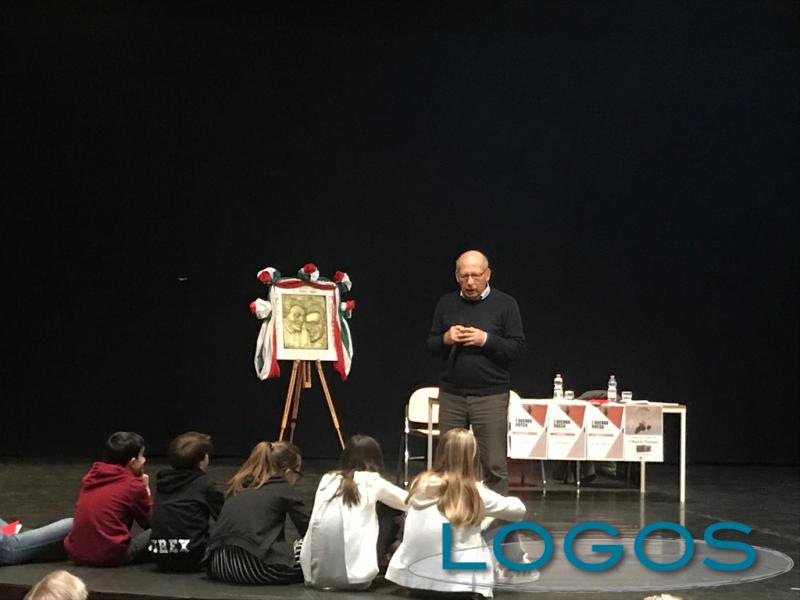 Castano Primo - Salvatore Borsellino sul palco dell'auditorium Paccagnini 