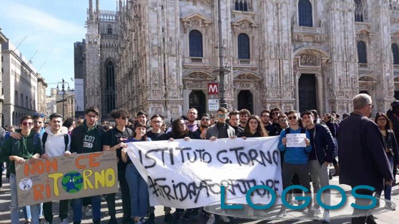 Scuola - I ragazzi del 'Torno' durante la manifestazione a Milano 