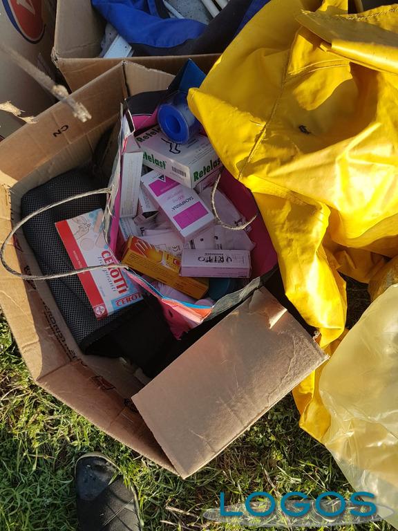 Castano Primo - Confezioni di medicinali abbandonate Castano Primo - Confezioni di medicinali abbandonate