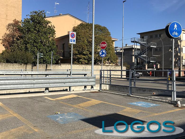 Turbigo - I parcheggi davanti alla stazione ferroviaria (Foto d'archivio) 