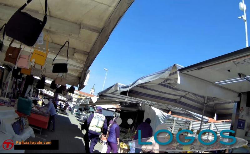 Castano Primo - Controlli della Polizia locale al mercato cittadino Castano Primo - Controlli della Polizia locale al mercato cittadino