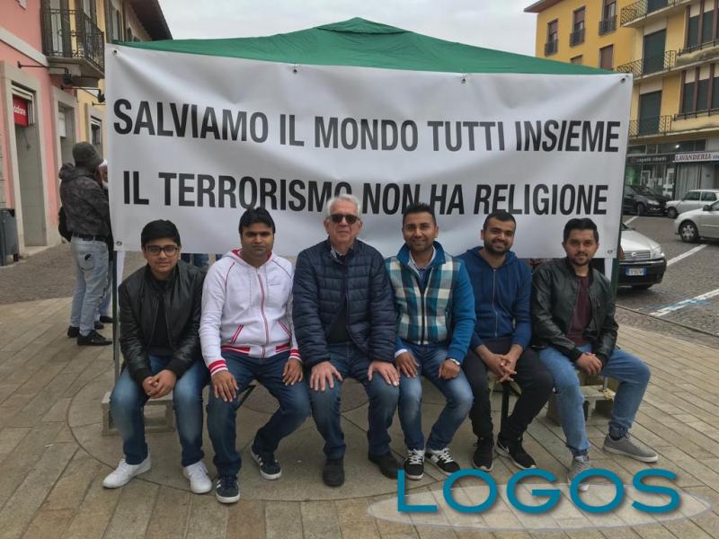 Castano Primo - L'associazione islamica castanese in piazza Mazzini 