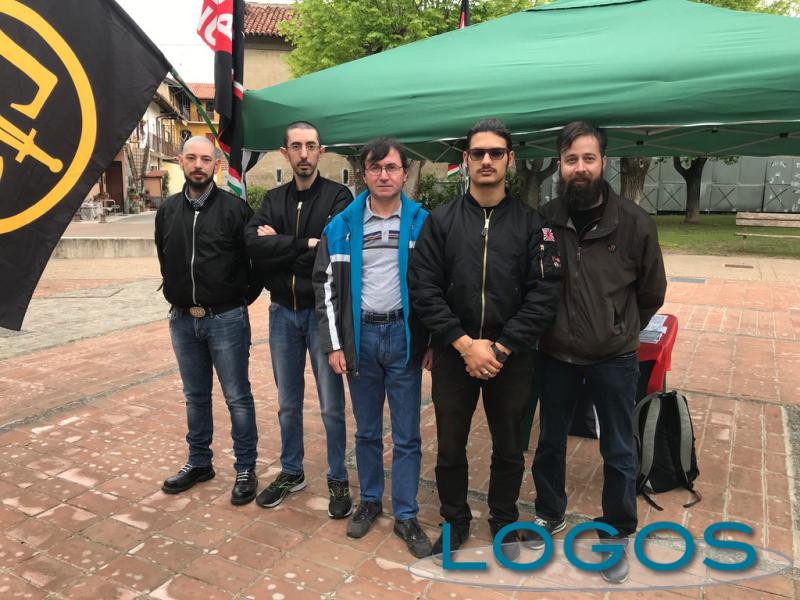 Nosate - Alcuni esponenti di Forza Nuova. Al centro il candidato sindaco a Nosate, Flavio Zedda 