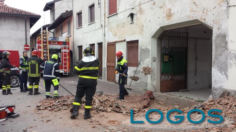 Castano Primo - Tetto scoperchiato in via Moroni per il forte vento 