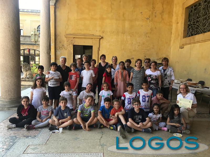 Castano Primo - Un gruppo di ragazzi e volontari del Pedibus 