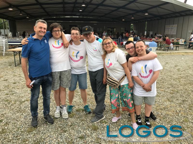 Castano Primo - Maurizio Croci con alcuni ragazzi del 'Fiore che Ride Croce Azzurra Ticinia' 