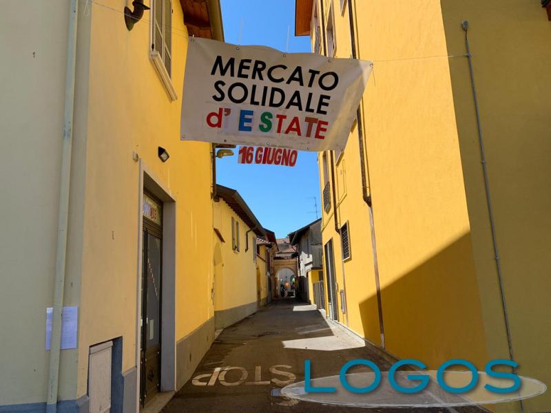 Castano - 'Mercato solidale d'estate' alla 'Don Guanella' (Foto Franco Gualdoni)