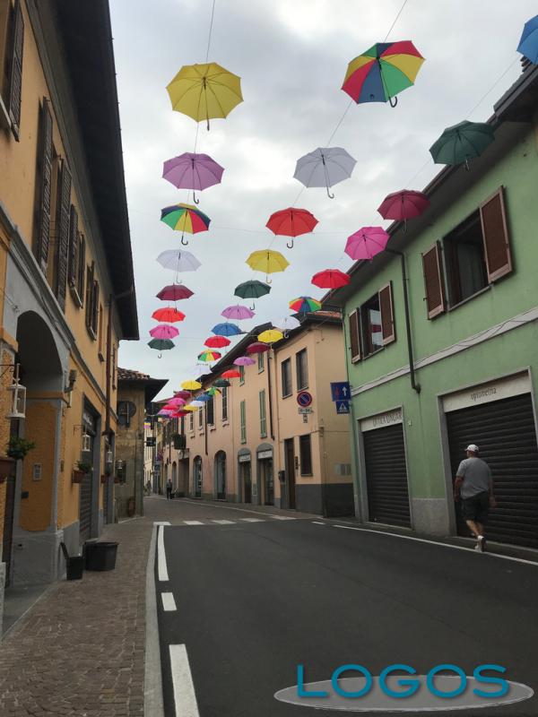 Castano - Gli ombrelli colorati sospesi in Corso San Rocco 