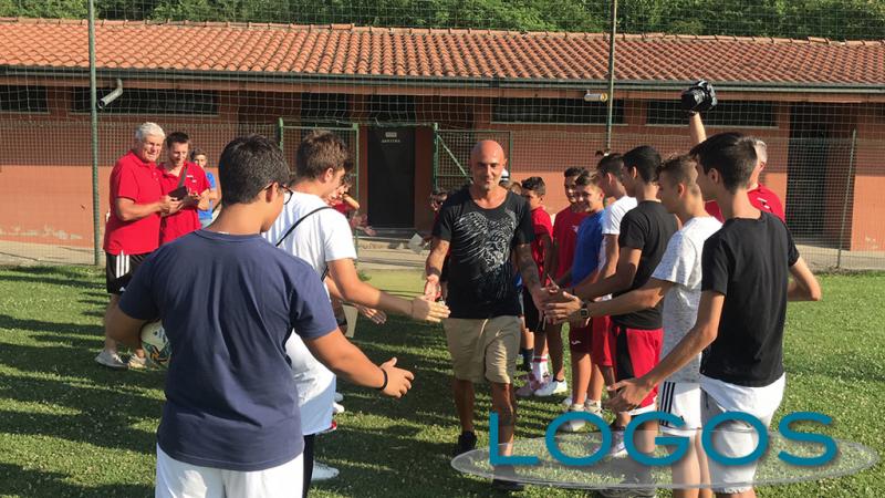 Sport - Massimo Maccarone ai Soccer Boys per incontrare i giovani calciatori 