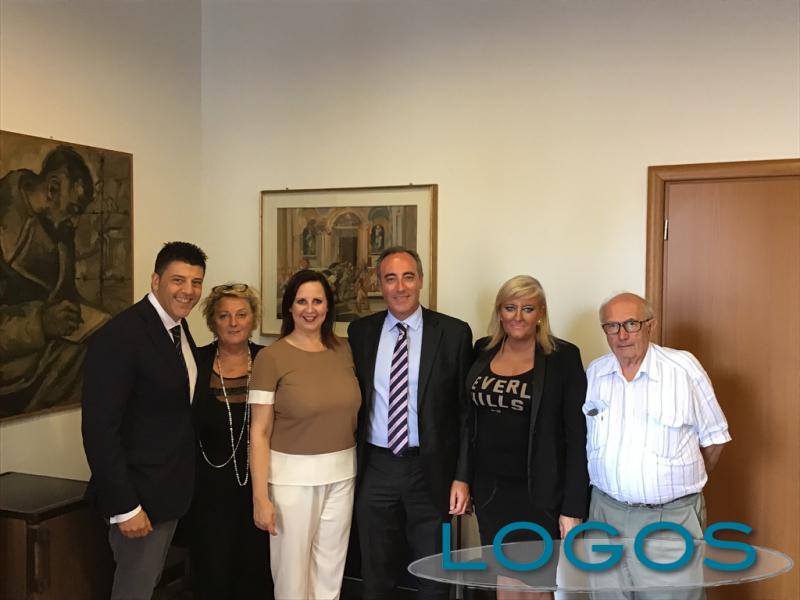 Magenta - L'assessore regionale, Giulio Gallera (al centro), durante l'incontro 