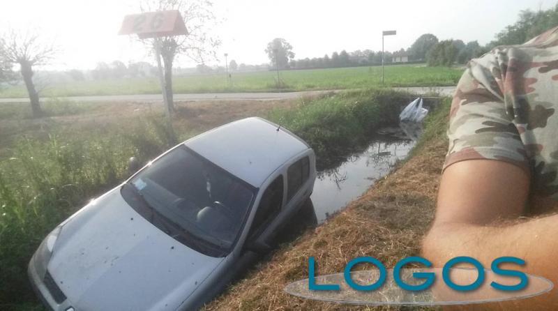 Cuggiono - Auto nel canale a Castelletto 