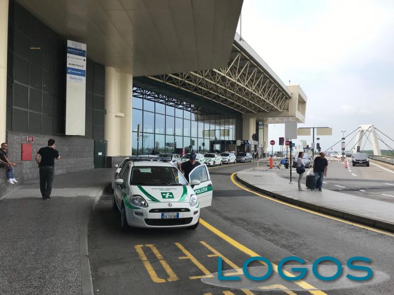 Malpensa - Una pattuglia della Polizia locale all'aeroporto 