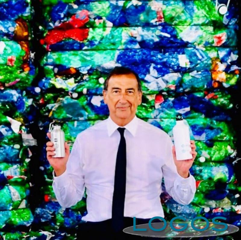 Milano - Il Sindaco Beppe Sala con le borracce per le scuole