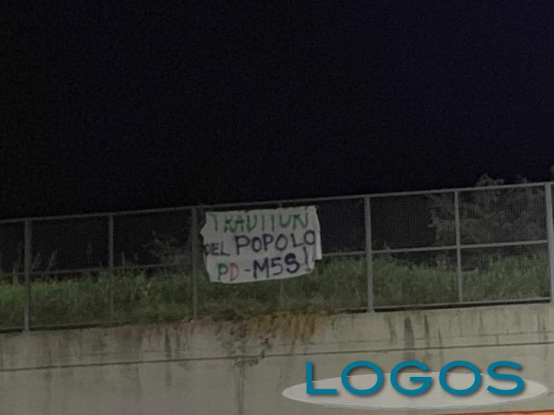 Territorio - Uno degli striscioni comparsi sulla Boffalora - Malpensa 