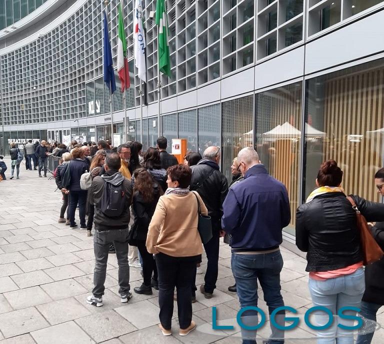 Milano - In coda per salire al 39° piano di Palazzo Lombardia 