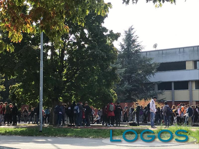 Castano - Studenti fuori dall'istituto 'Torno' in attesa degli autobus 
