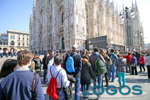 Milano - Turisti in piazza Duomo (Foto internet)