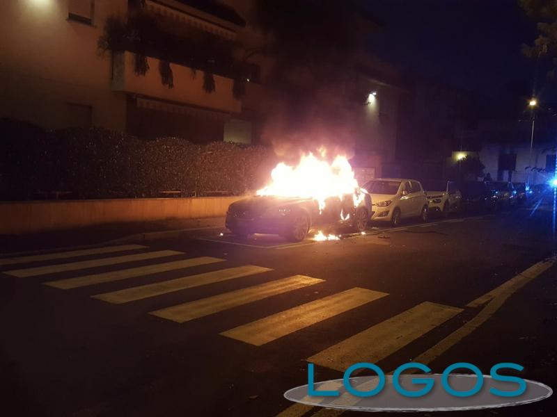 Magenta - Auto in fiamme in pieno centro 