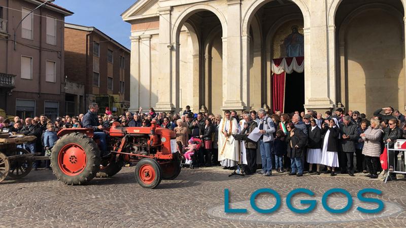 Inveruno - Don Marco alla benedizione dei trattori duranta la Fiera 