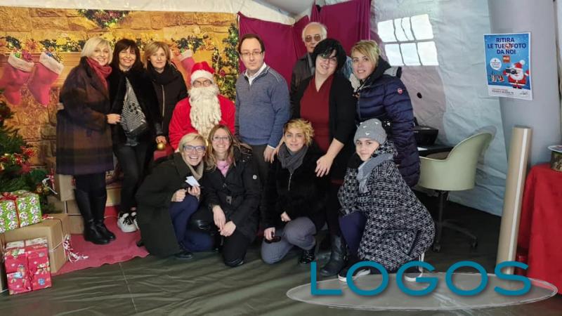 Castano - Una foto con Babbo Natale (Foto 'Sfumature Castanesi') Castano - Una foto con Babbo Natale (Foto 'Sfumature Castanesi')