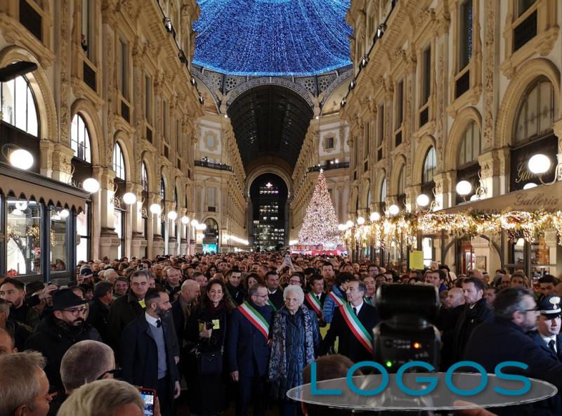 Milano - Oltre 600 sindaci con Liliana Segre 