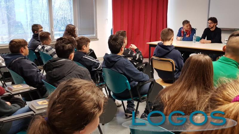 Scuola - A Magnago, gli studenti incontrano gli scrittori 