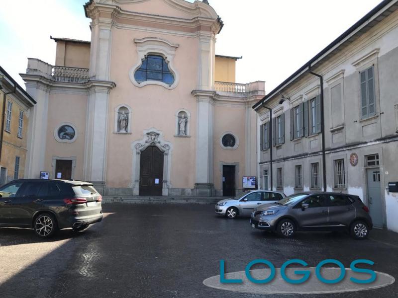 Magnago - Il posteggio davanti alla chiesa Parrocchiale 