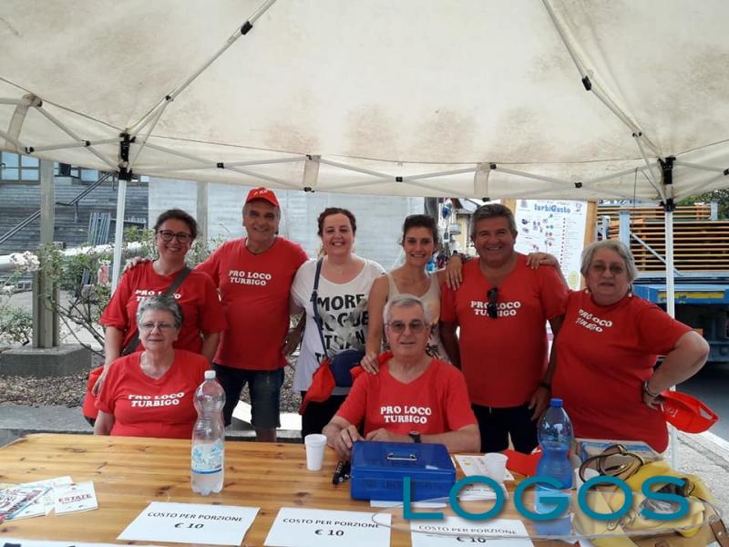 Turbigo - Dante Bolognesi, secondo da destra, con alcuni volontari della Pro Loco 