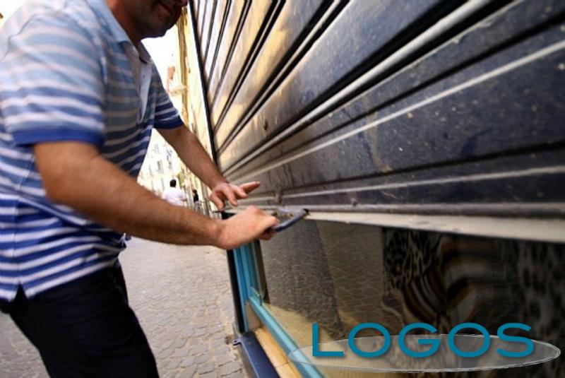 Attualità - Saracinesche abbassate (Foto internet)