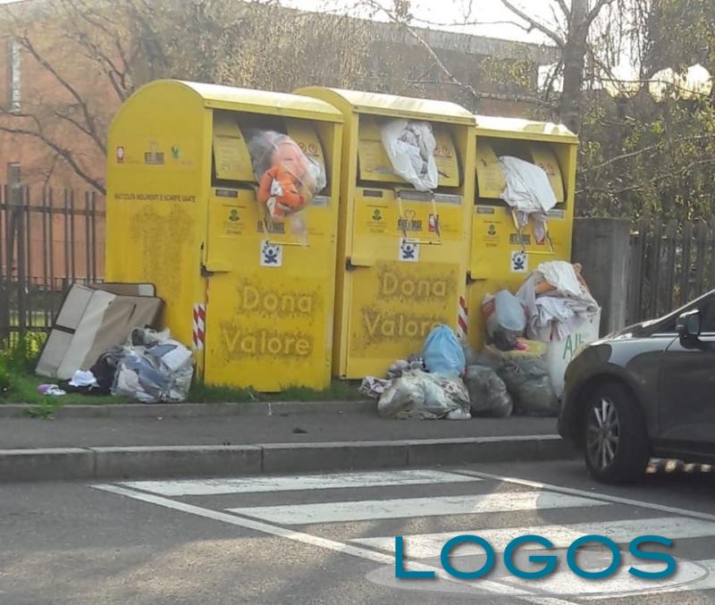 Busto Garolfo - I rifiuti abbandonati nei cassonetti 