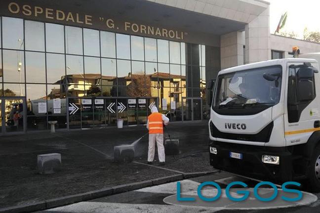 Magenta - Sanificazione fuori dall'Ospedale Fornaroli