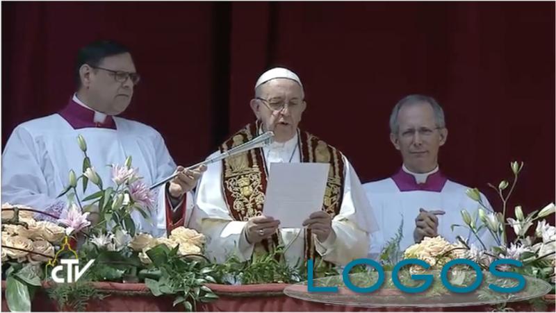 Roma - Papa Francesco impartisce la benedizione Urbi et Orbi
