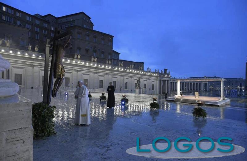 Roma - Papa Francesco prega il Crocifisso miracoloso