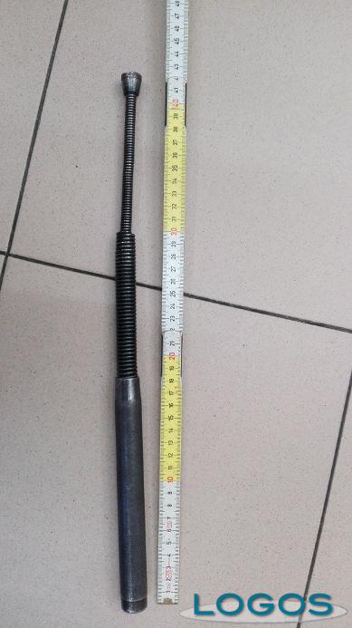 Castano Primo - Il manganello trovato dalla Polizia locale Castano Primo - Il manganello trovato dalla Polizia locale