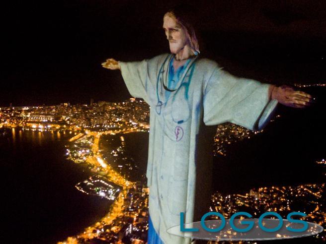 Attualità - Il Cristo di Rio de Janeiro in omaggio agli operatori sanitari (Foto internet)