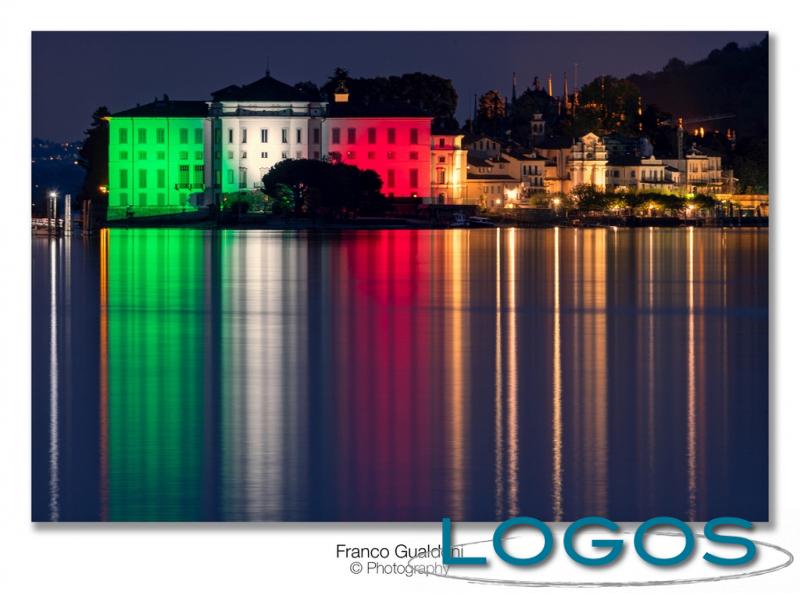 Territorio - Il Tricolore illumina il lago (Foto di Franco Gualdoni)