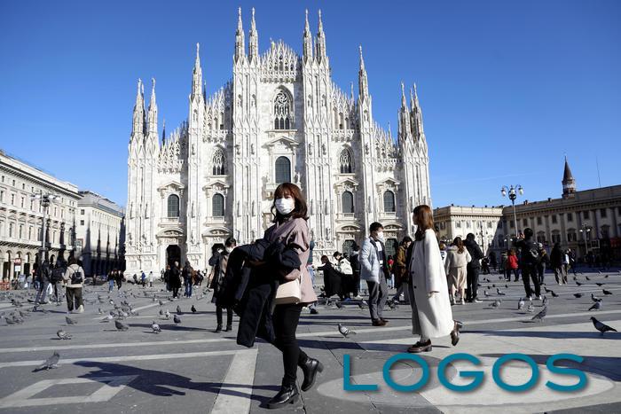 Milano - Ragazza con mascherina in piazza Duomo (foto internet)