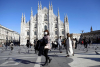 Milano - Ragazza con mascherina in piazza Duomo (foto internet)