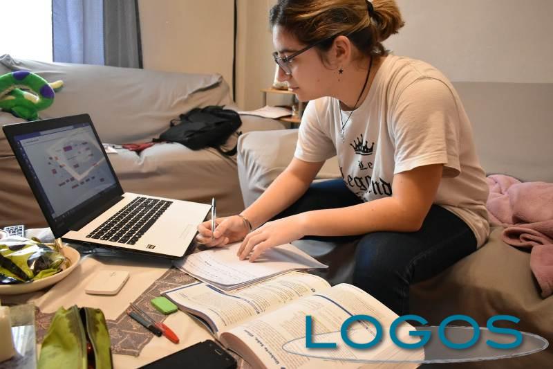 Sociale - Ragazza che studia a casa (foto internet)