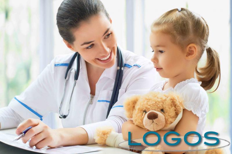 Salute - Pediatra con una bambina (foto internet) Salute - Pediatra con una bambina (foto internet)